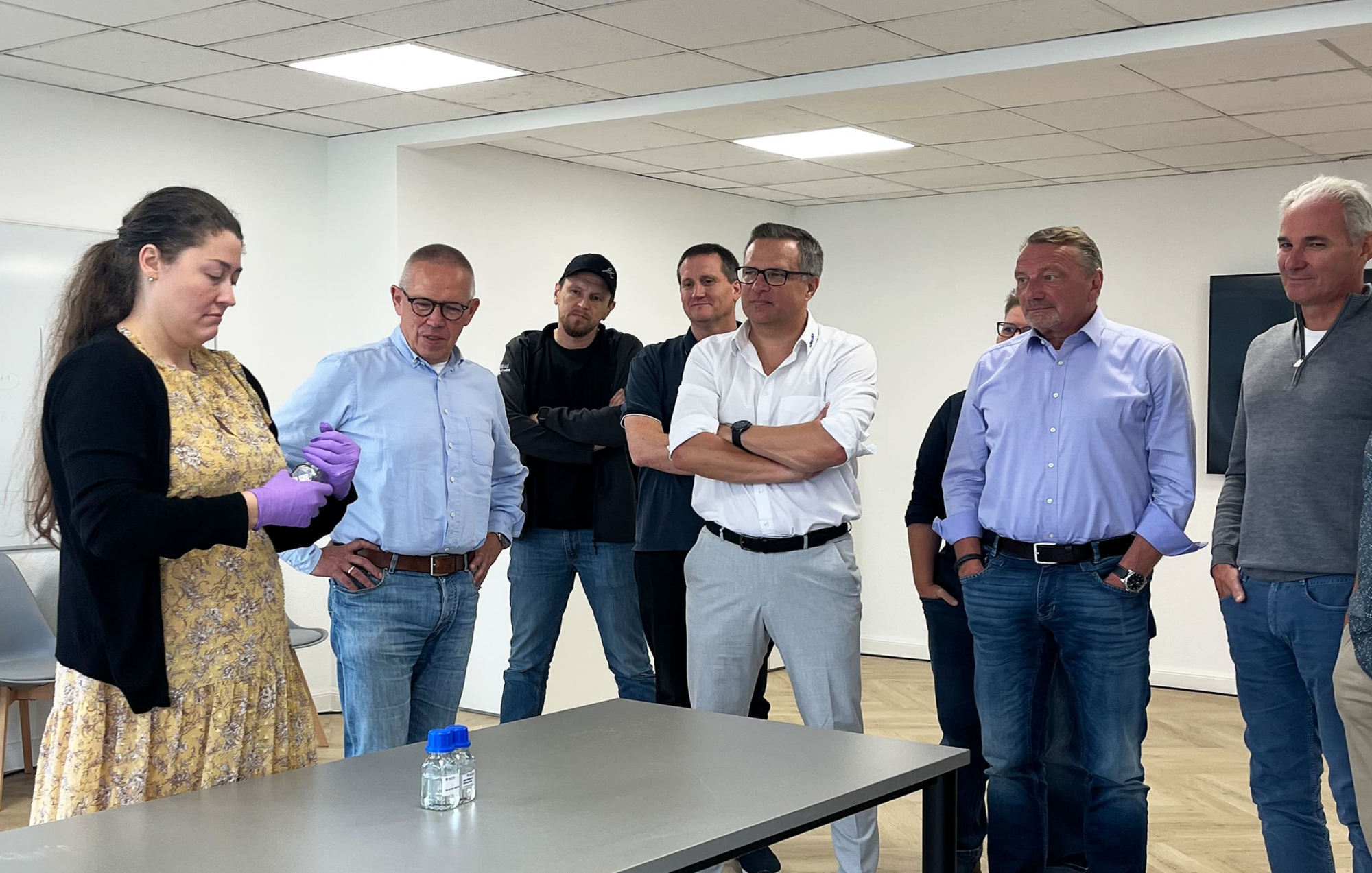 Dr. Melike Bayram präsentiert Proben, v.l.: Dr. Melike Bayram, Volkmar Halbe, Konstantin Leitner, Thomas Neuhaus, Daniel Wiegel, Stefanie Rau, Bernd Greve, Alwin Proppe