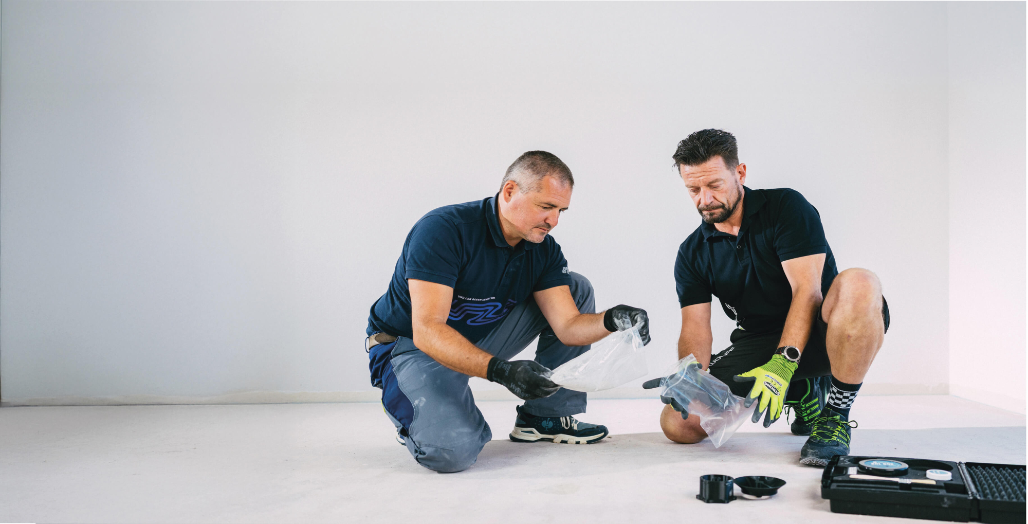 Zwei kniende Handwerker